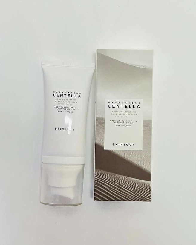 ضد آفتاب سنتلا اسکین 1004 مدل روشن کننده Tone-Brightening Tone-Up Sunscreen
